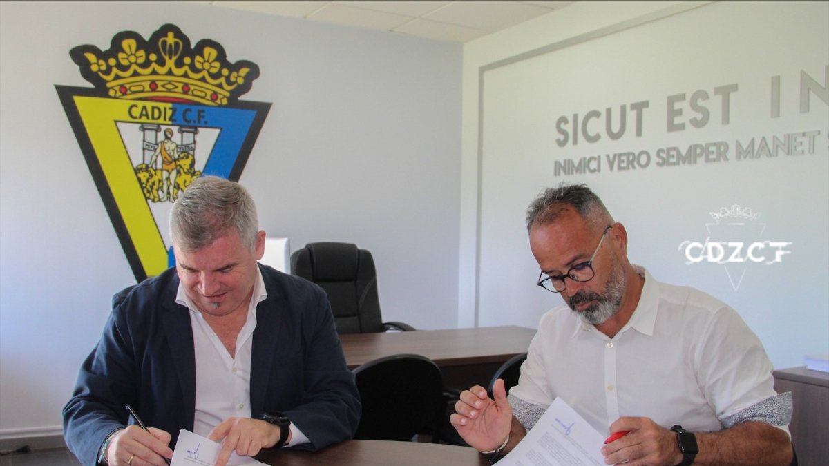Manuel Vizcaíno y Álvaro Cervera firmando el nuevo contrato.