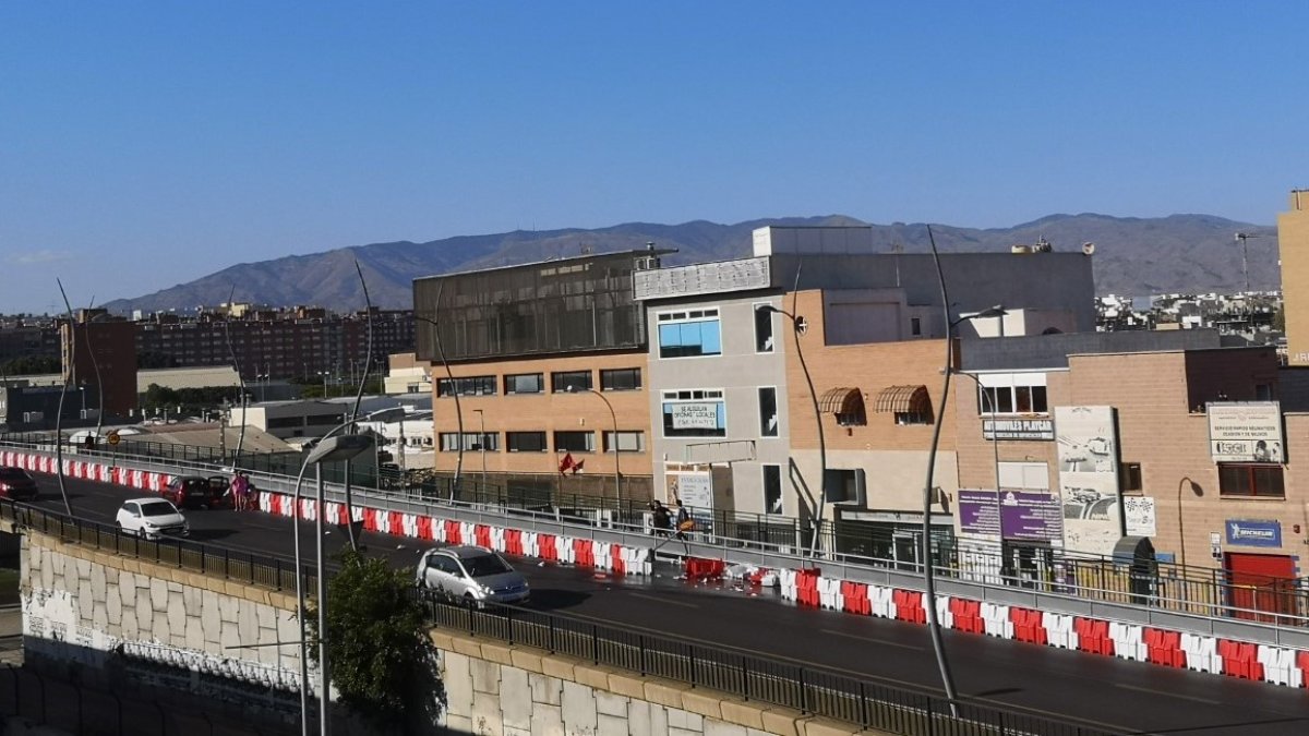 Accidente contra el carril bici del puente de la Avenida del Mediterráneo.
