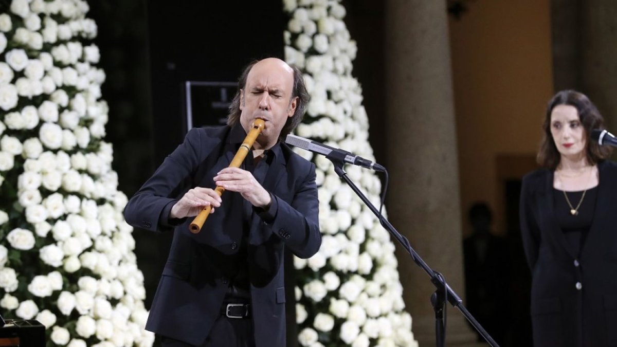 El emotivo homenaje de Luz Casal y Carlos Núñez a los fallecidos por el coronavirus interpretando \'Negra Sombra\'.