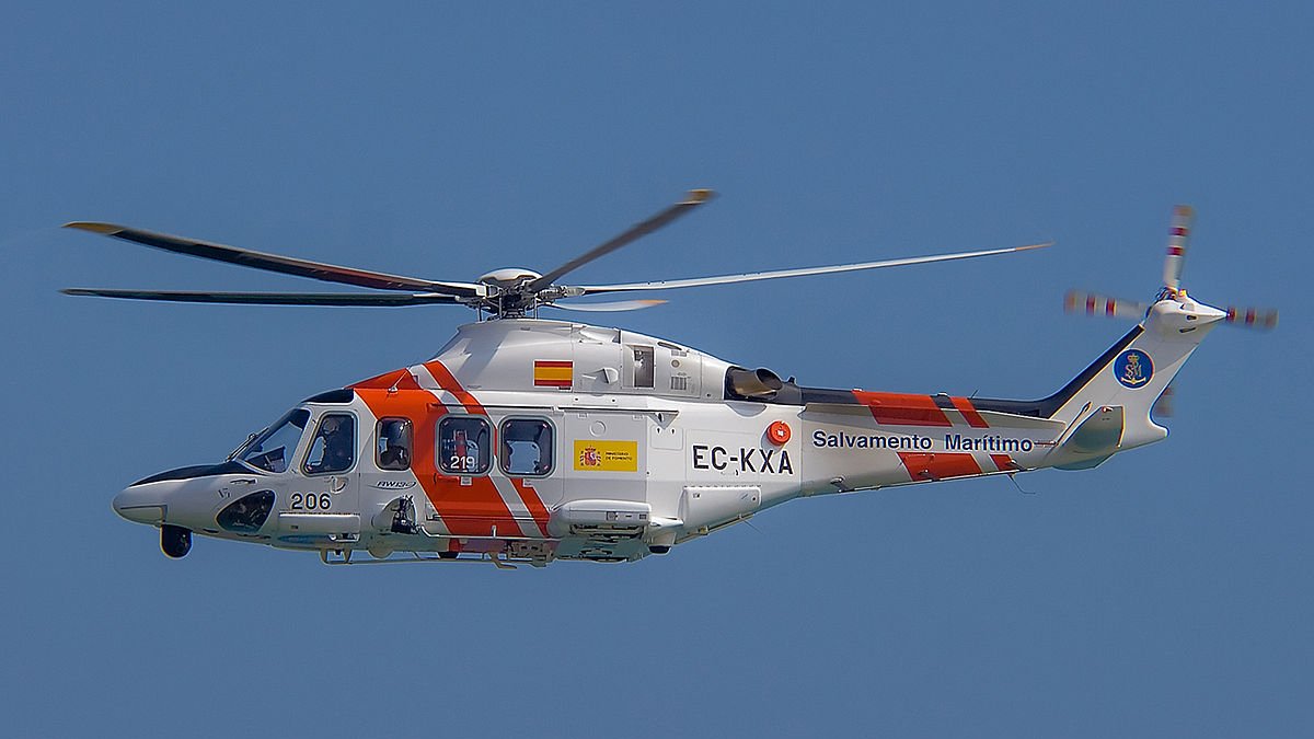 Trasladan en helicóptero a Almería a un tripulante herido de un velero.