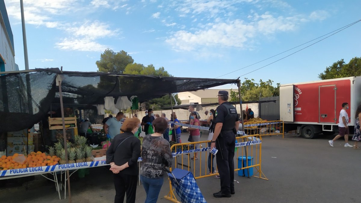 Vallas y cartelería informaba de instrucciones y recomendaciones a vendedores y a usuarios.