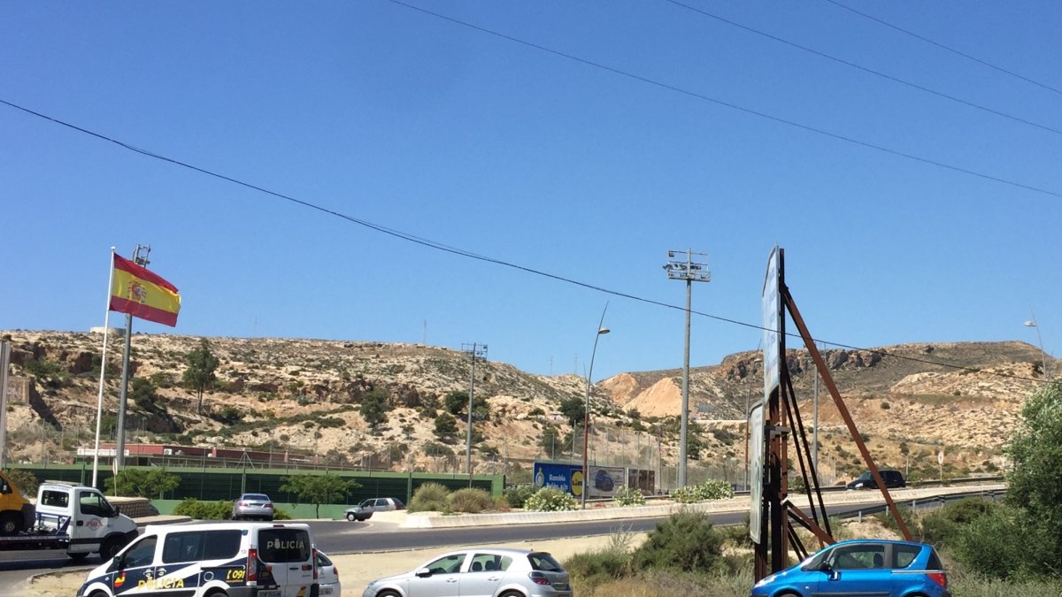 Policía Nacional en la estación de servicio de La Molineta.