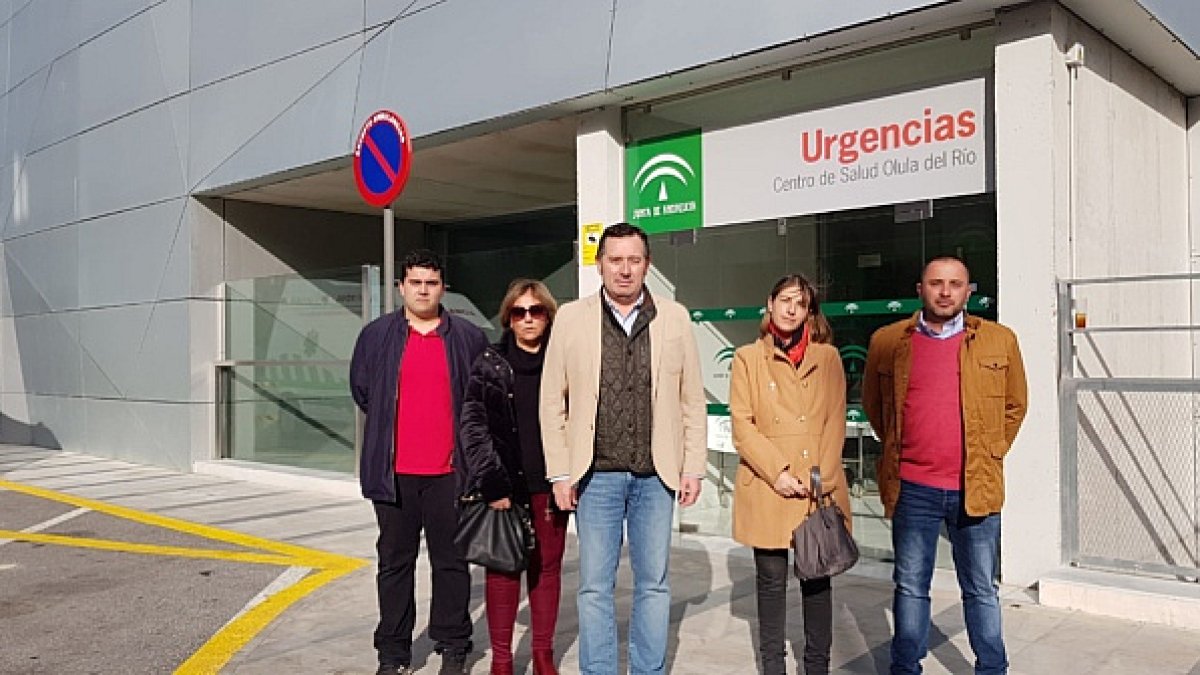 El portavoz del PSOE en el Ayuntamiento de Olula del Río, junto a otros concejales y vecinos.