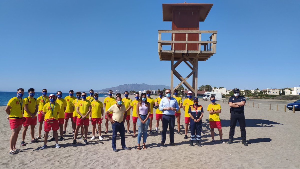 Ediles con los socorristas en el acto de inicio de la temporada en Cuevas del Almanzora.