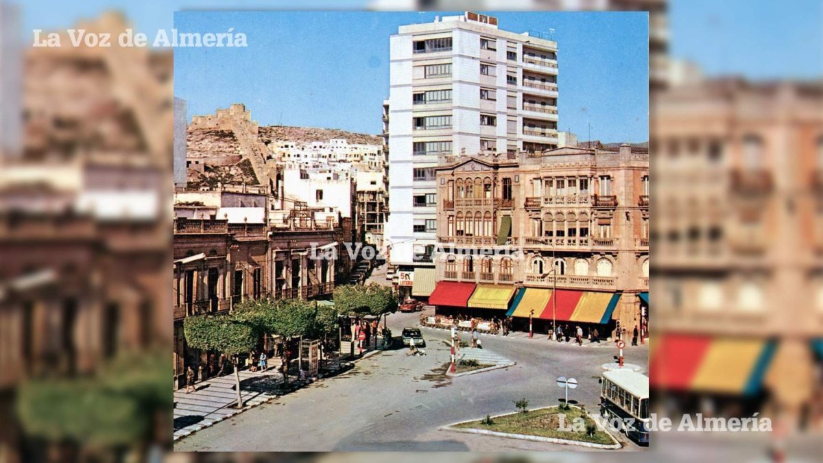 La Puerta de Purchena en los años sesenta, cuando estaba recién estrenada la cabina de teléfonos. Al fondo, el chaflán del local El Gato Negro.