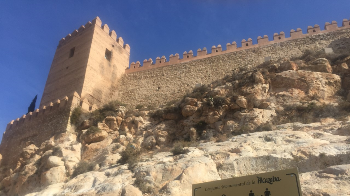 Un cartel advierte al visitante de la nueva normativa en la era post Covid-19.