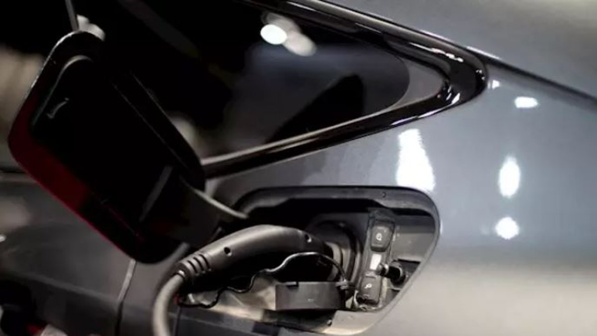 Un coche eléctrico cargándose.