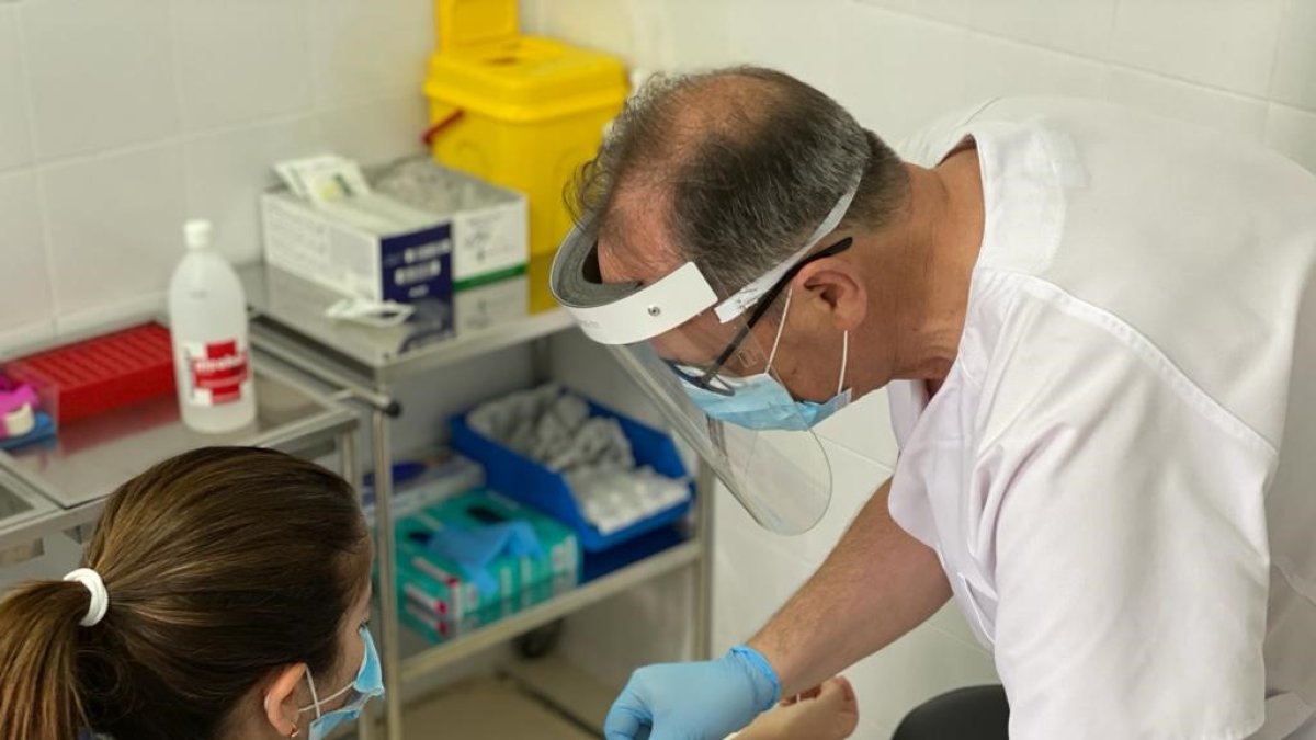 Una joven se somete a una analítica para un estudio de seroprevalencia.