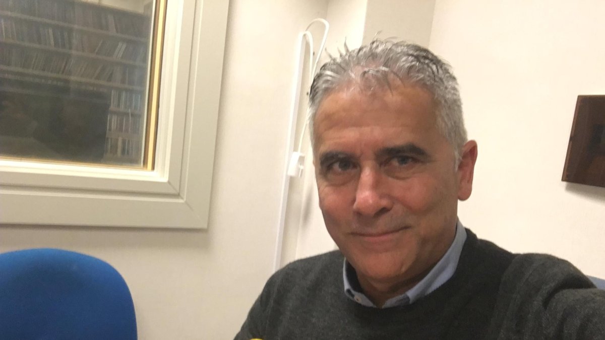 Pepe Morales en los estudios de la Cadena SER.