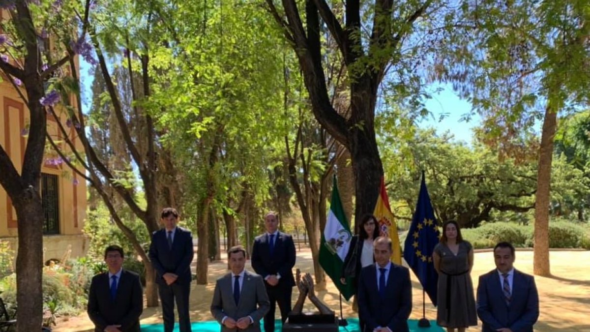 El alcalde de Macael (derecha) junta al presidente andaluz y el presidente de la AEMA, en la presentación.