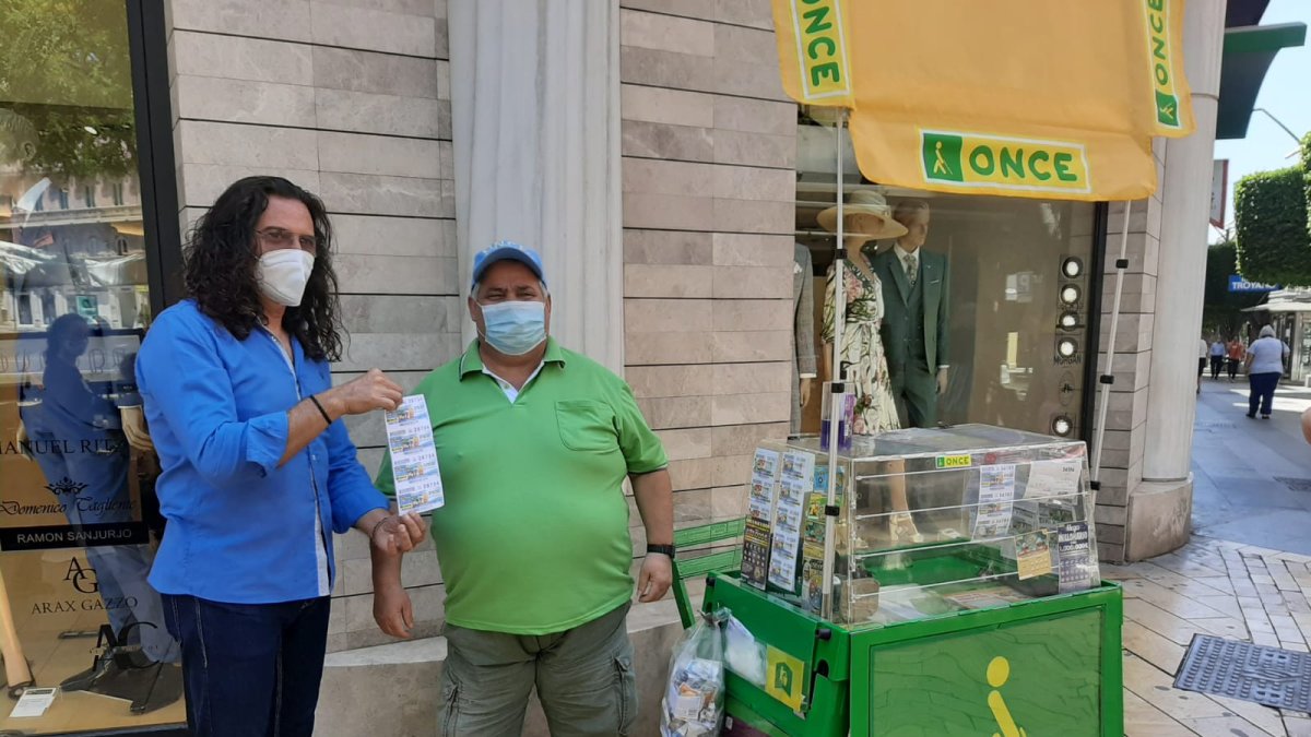 Tomatito, comprando cupones esta mañana.