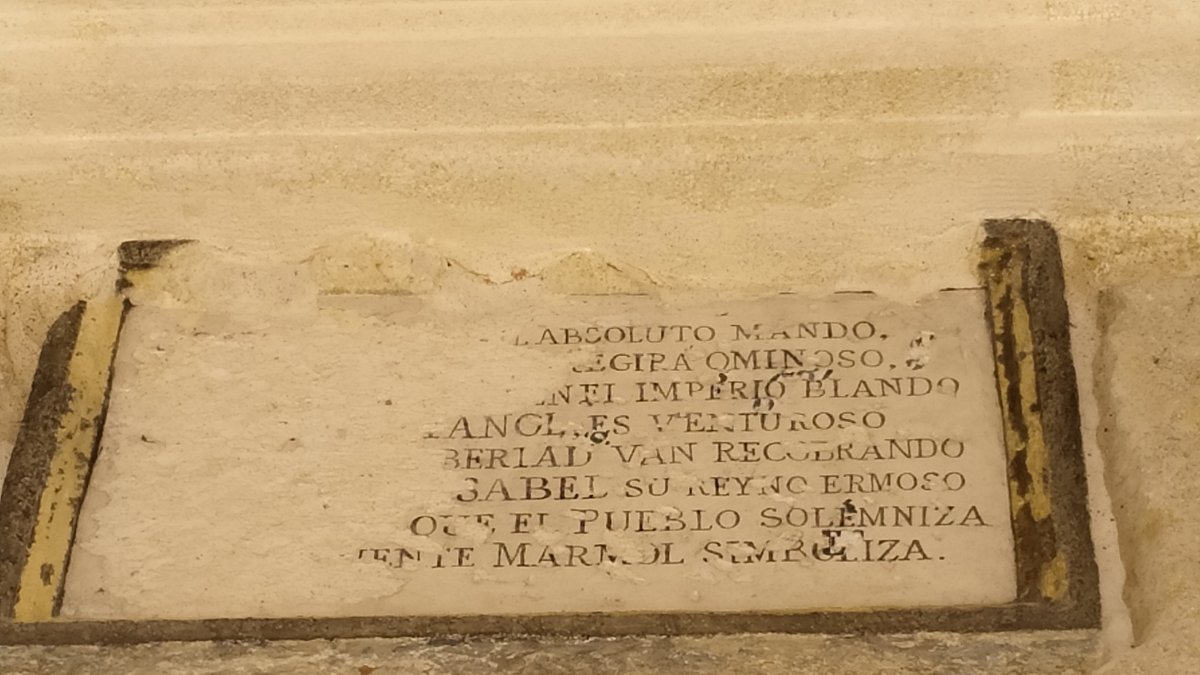 Inscripción sobre el dintel de la puerta