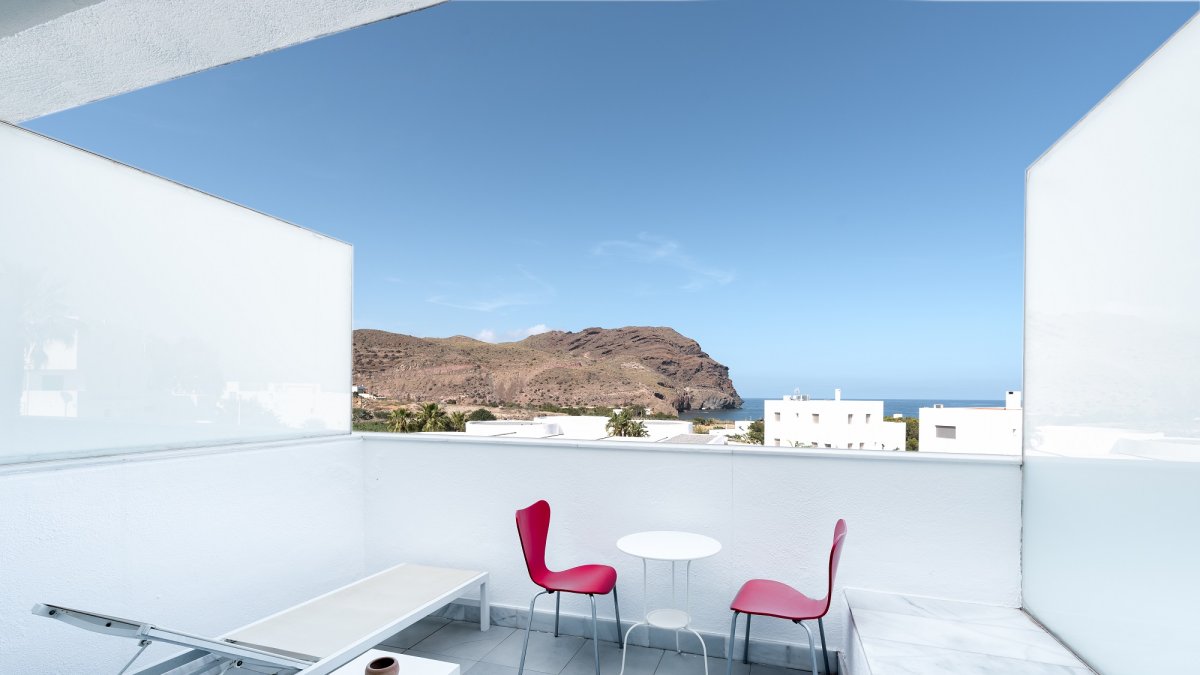 Amplia terraza con vistas a la playa de Las Negras.