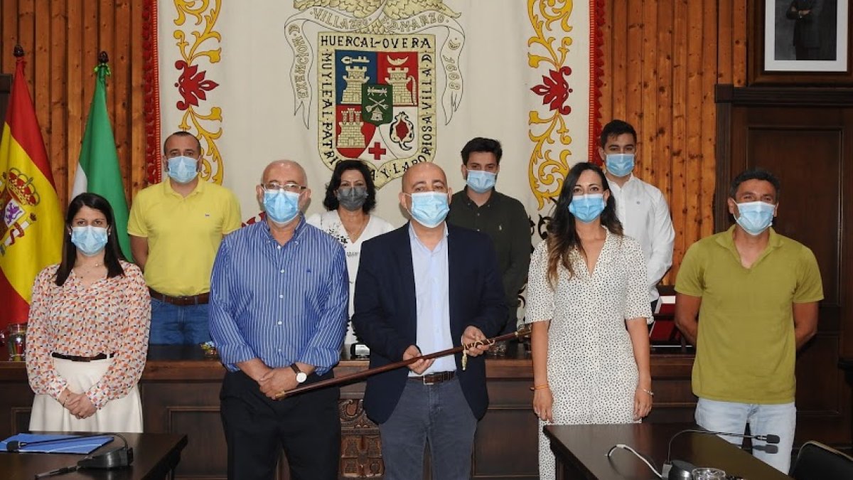 El nuevo alcalde junto y el exconcejal de Cs, Pepe López, y el resto de ediles del PP.