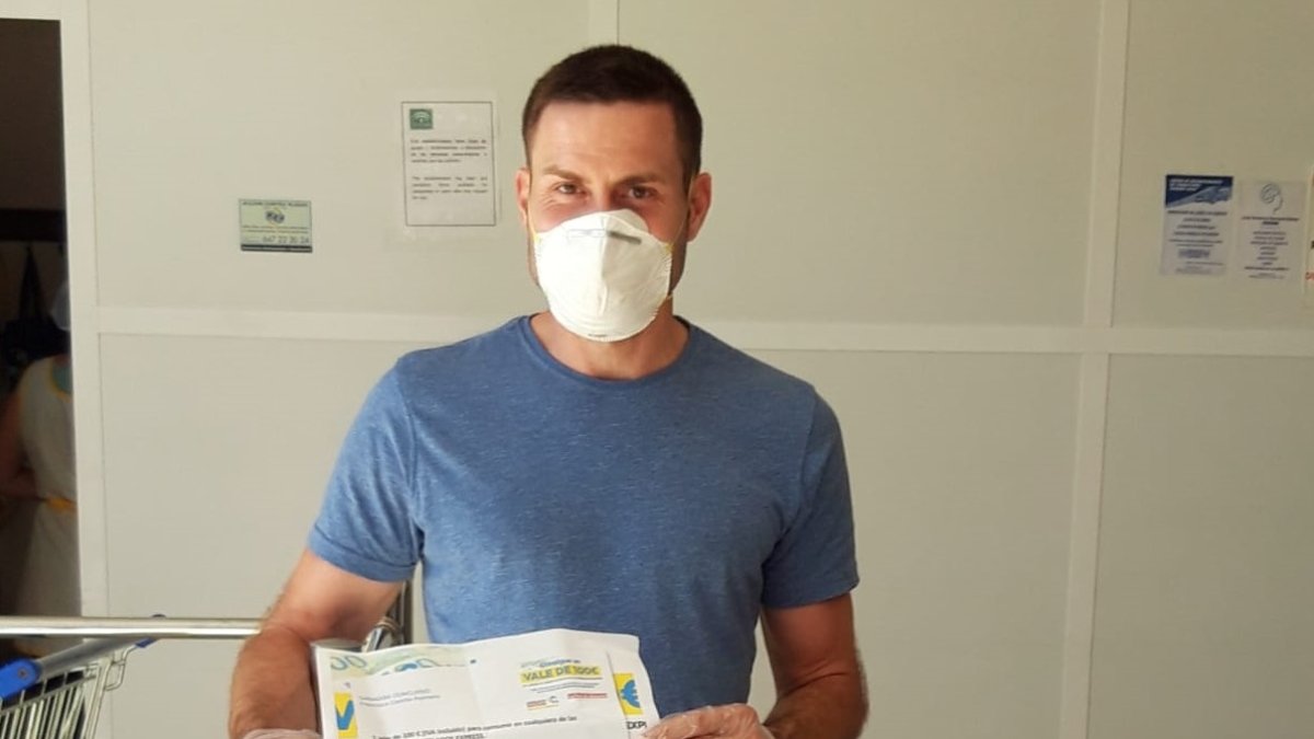 Francisco Castillo posa con el cheque.