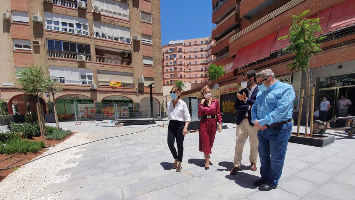 Visita al espacio donde se ubicará la escultura que representa el aplauso a los sanitarios.