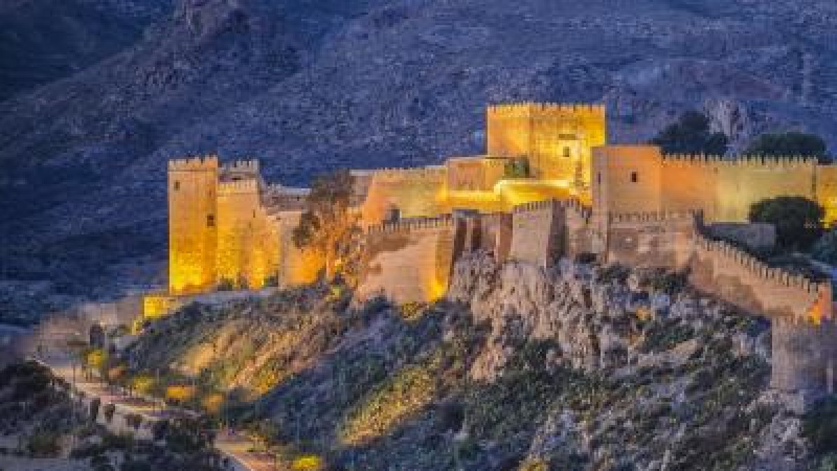 Vista nocturna de la Alcazaba.
