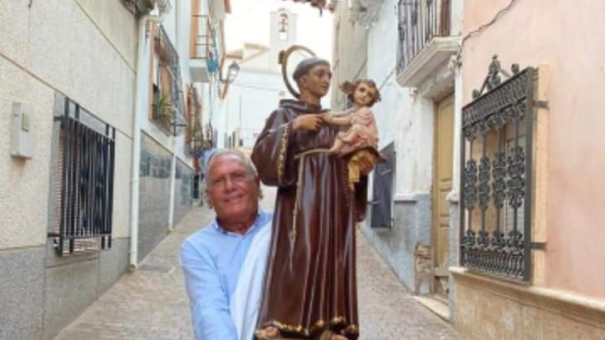 Uno de los vecinos con el santo en una imagen que circula en redes sociales.