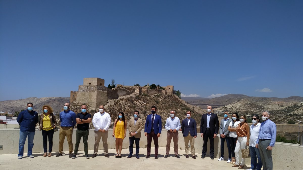 Foto de familia del alcalde de la capital junto a los representantes de los diferentes hoteles