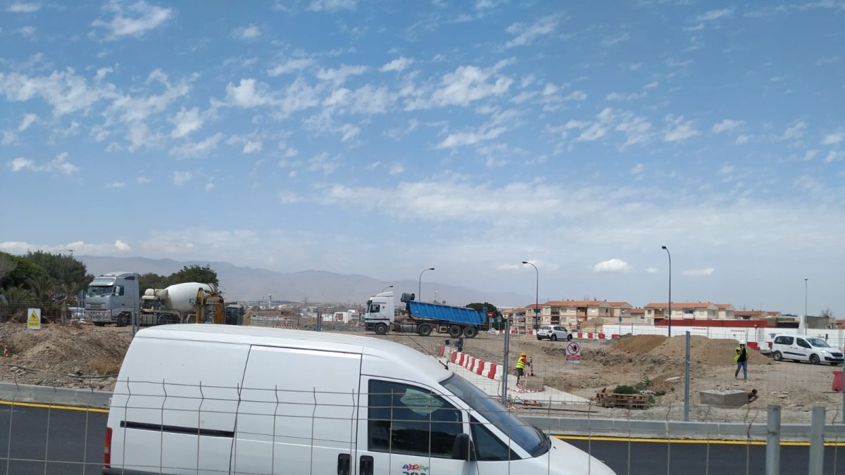 Un coche pasa por la rotonda.