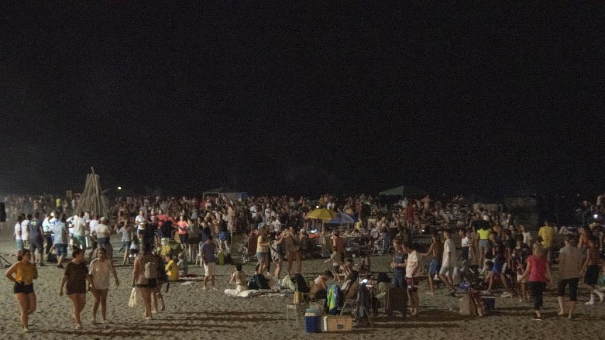 Celebración de una noche de San Juan en una playa de la capital.