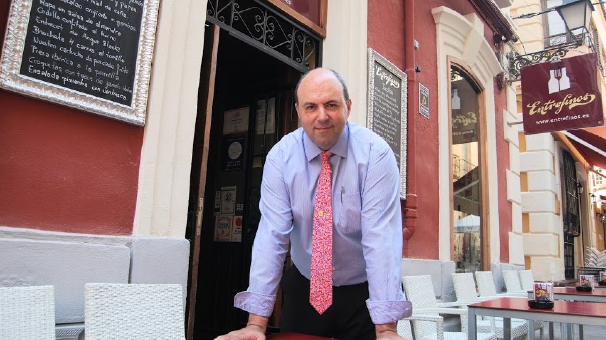 Francisco Morales en la puerta del bar Entrefinos.