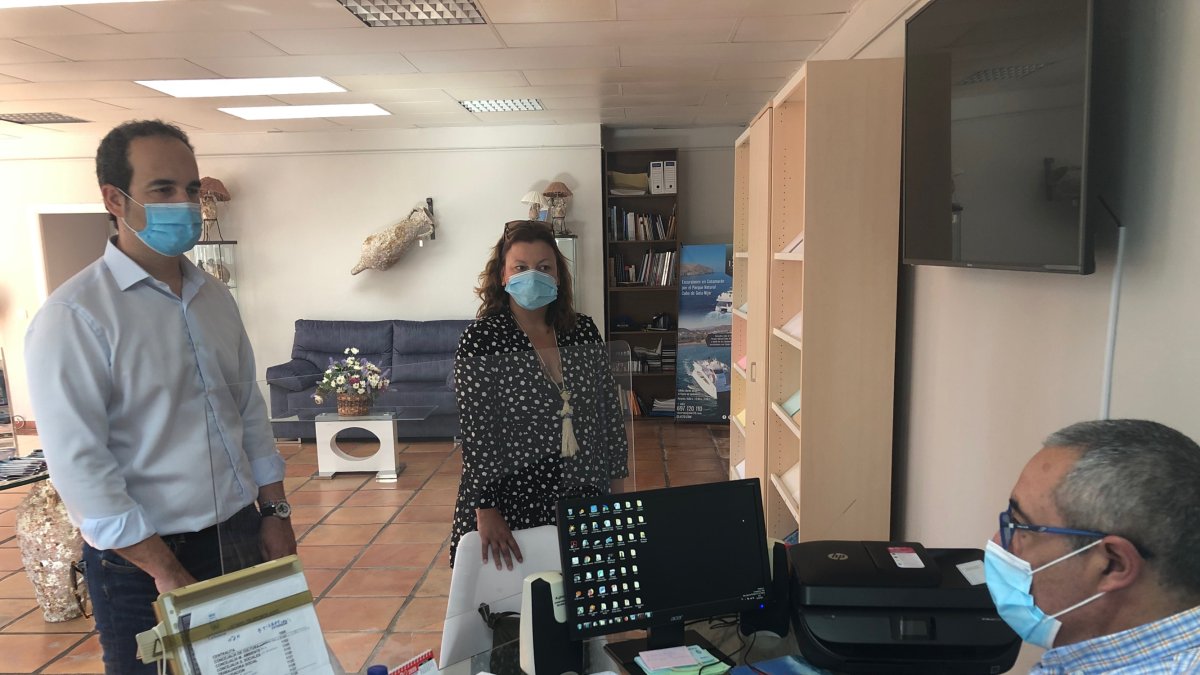 El alcalde y la concejala de Políticas Sociales en la nueva oficina.