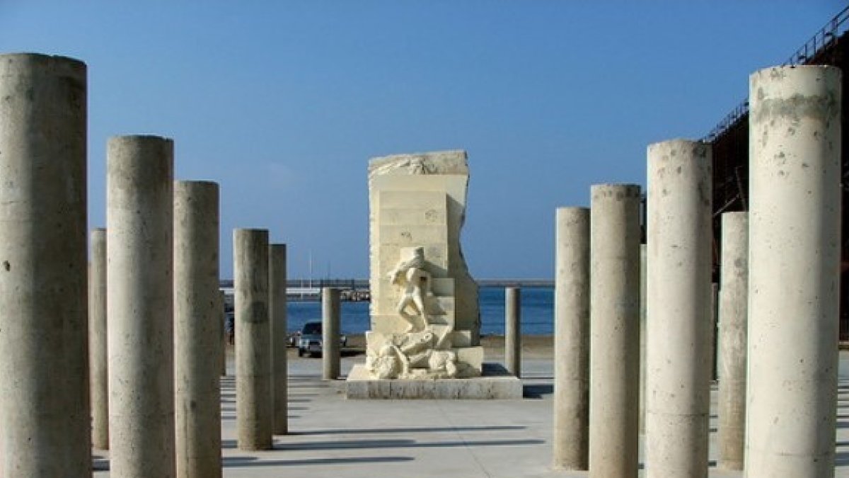 Monumento a la Tolerancia, situado en el Parque de las Almadrabillas.