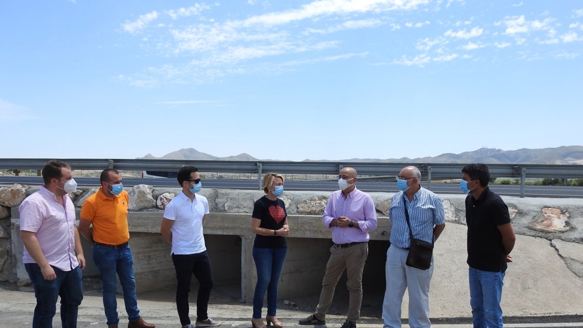 La delegada de Fomento, Eloisa Cabrera, visita la carretera junto al alcalde y otros ediles.