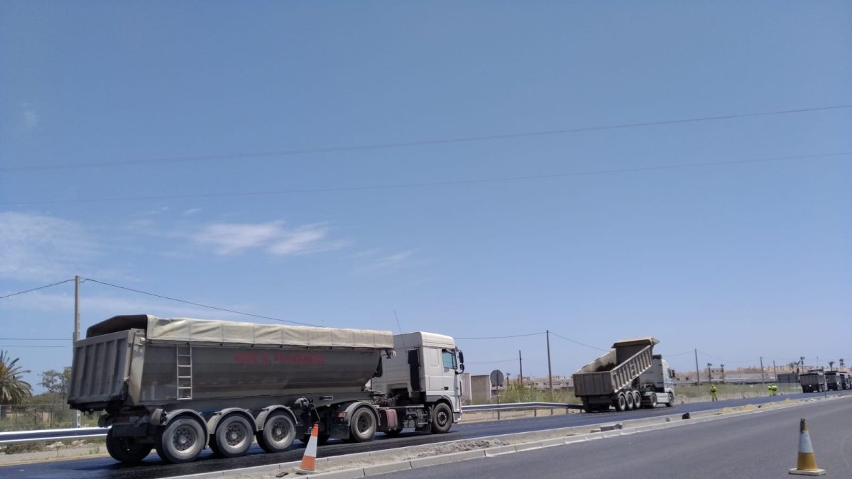 Trabajos en la carretera A-352 a su paso por la urbanización Pueblo Laguna.