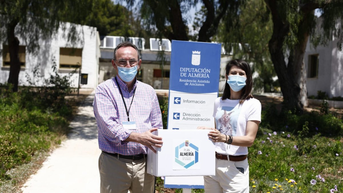 Ángeles Martínez entregando la donación a la Residencia Asistida.