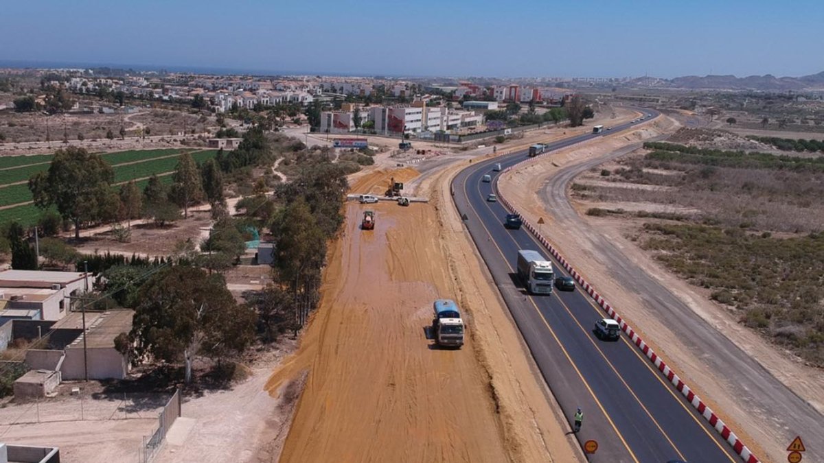 Obras de la Carretera Vera-Garrucha, en una imagen retrospectiva, a la altura de la Media Legua.