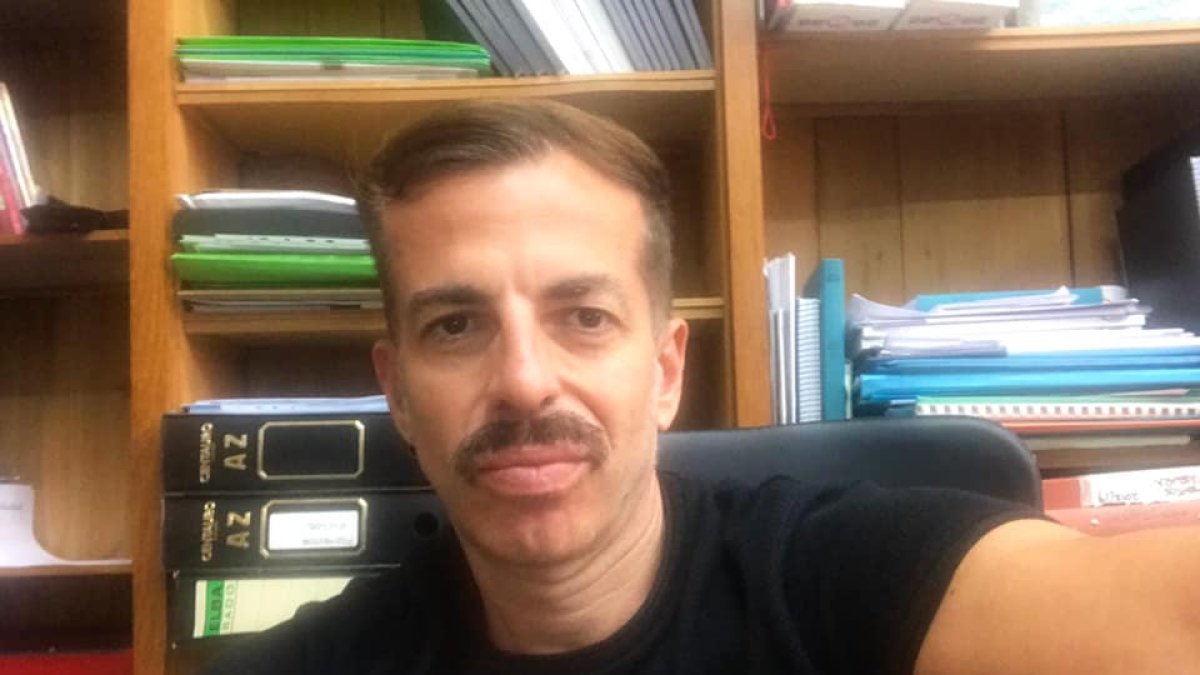 Francisco Javier Torres, profesor y activista LGBT+, en su despacho.