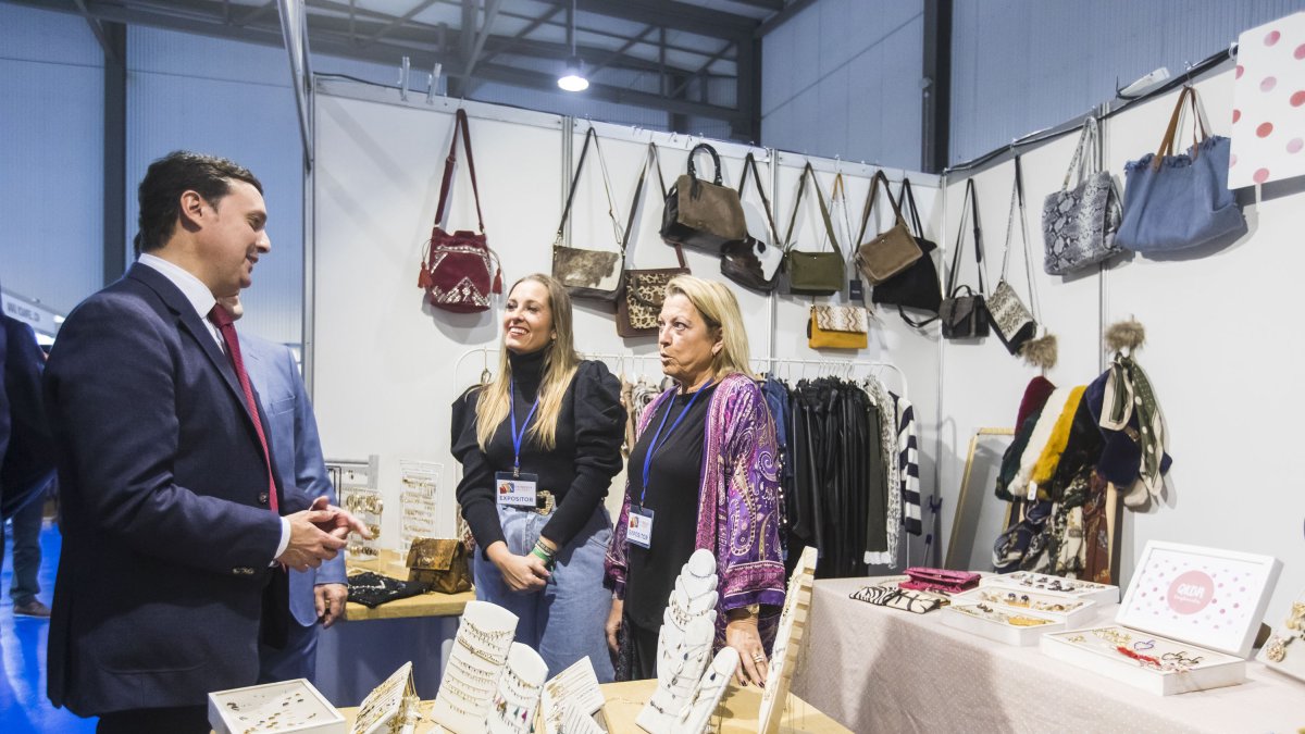 El presidente  de la Diputación Provincial visitando el stand de unos autónomos en una imagen de archivo.