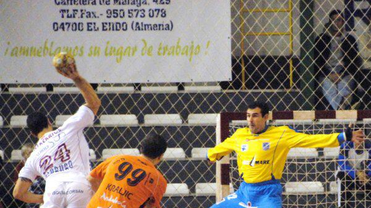 Francis Miras defendiendo la portería del Keymare en Liga ASOBAL.