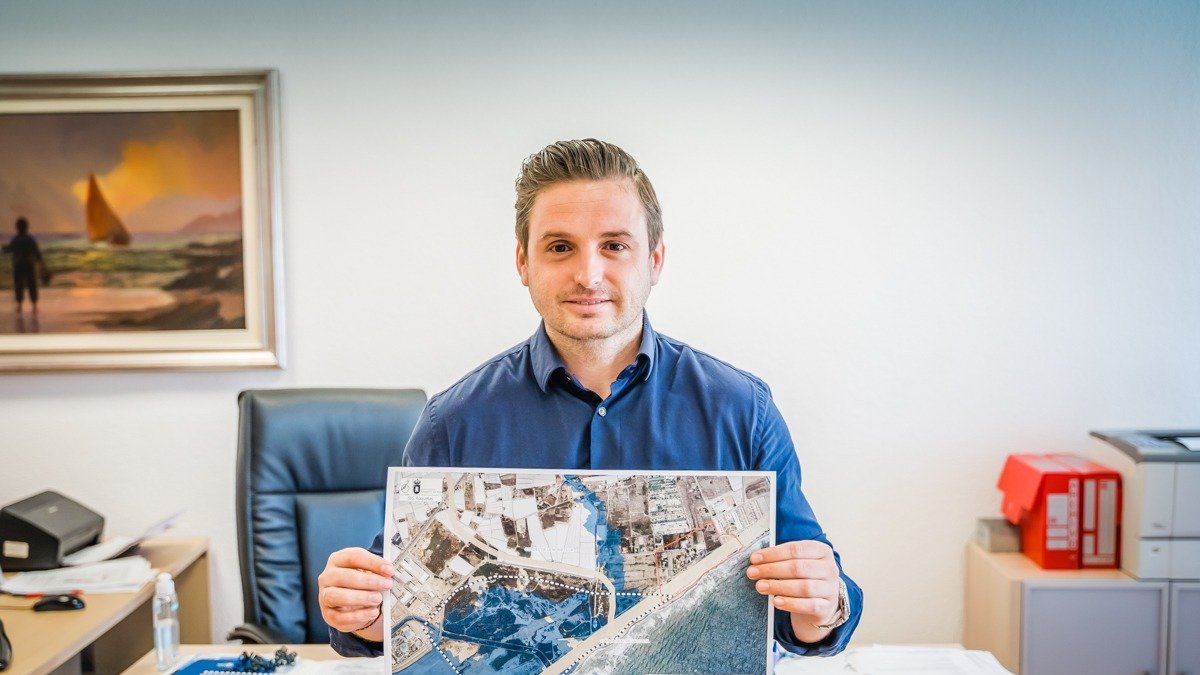 El concejal José Luis Llamas con el plano de la Ribera de la Algaida.