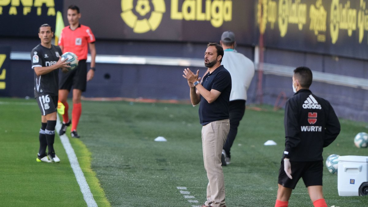 Fran Fernández, dando instrucciones en la banda del Carranza.