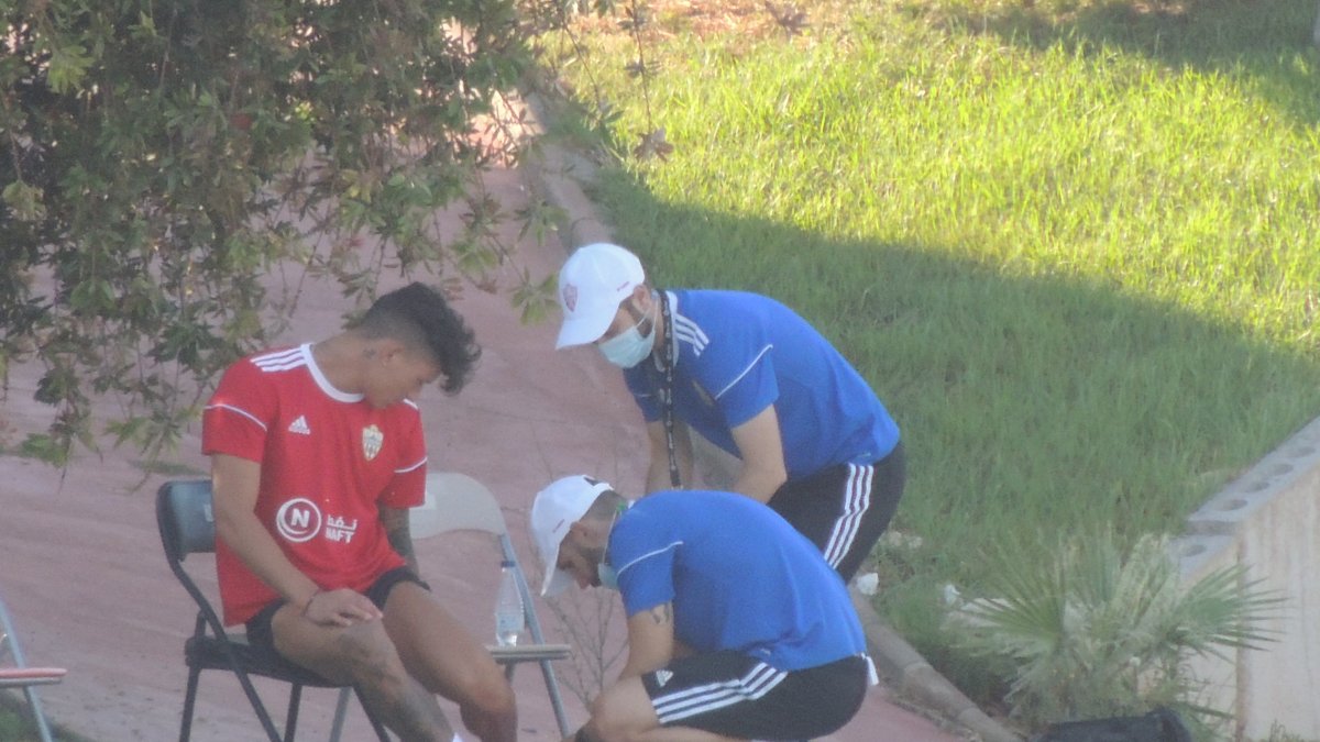 El delantero rojiblanco estuvo con los fisios.