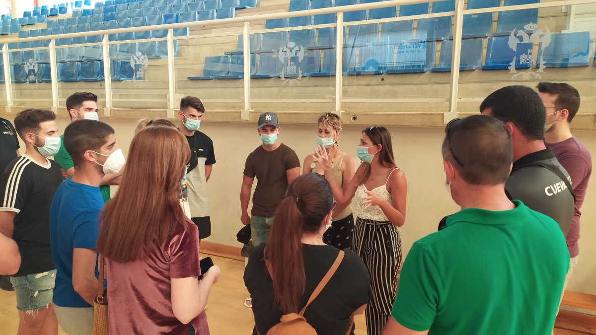 La edil cuevana con los nuevos auxiliares.