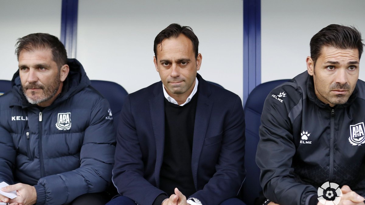 El míster almeriense Fran Fernández en el banquillo del campo de Alcorcón.