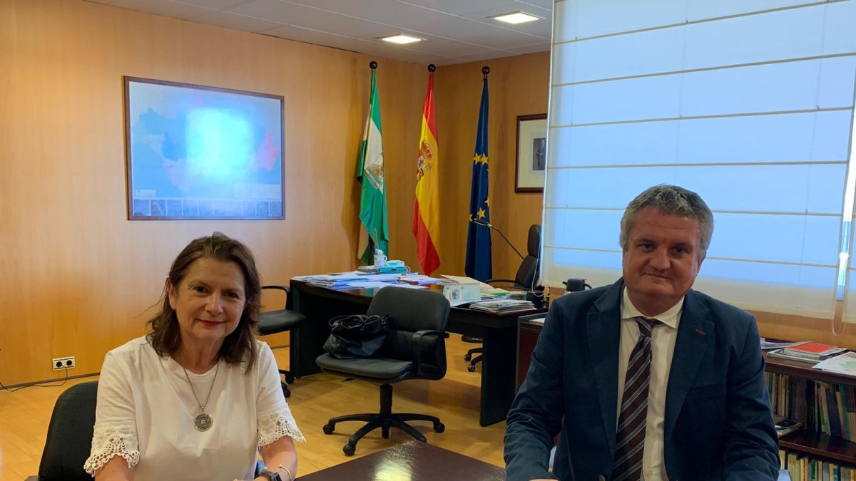 Carmen Bretones, directora de la Inspección Provincial de Servicios Sanitarios, junto al delegado de Salud, Juan de la Cruz.