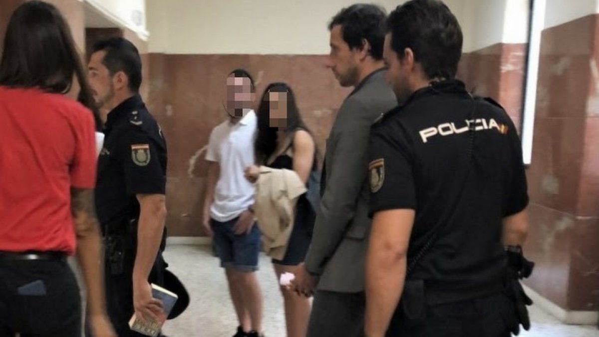 El profesor acusado entra en la sala para el jucio