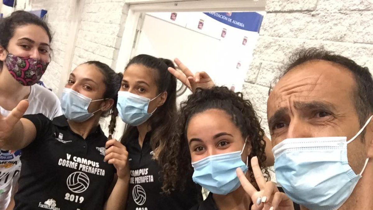 Cosme Prenafeta y las jugadoras con las mascarillas.