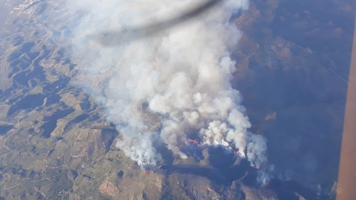 Las Llamas desataron una columna de humo visible desde puntos relativamente lejanos, como Águilas, en Murcia.