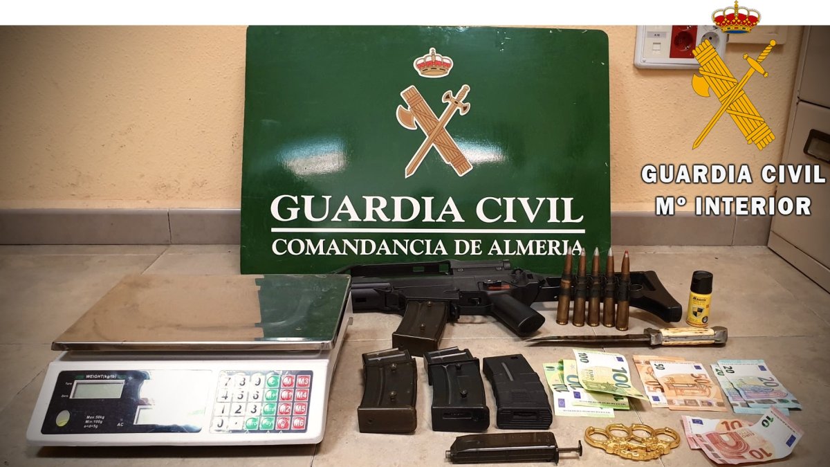 Dinero y armas incautadas por la Guardia Civil en la vivienda de Roquetas.
