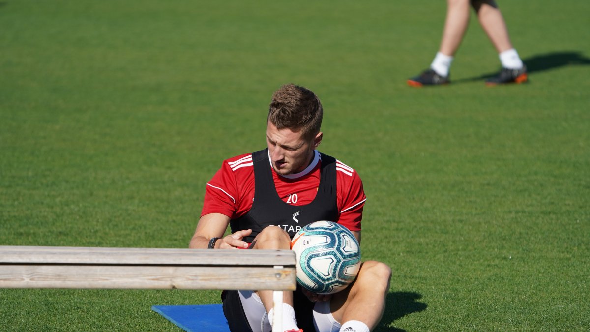 Iván Balliu con el balón entre las piernas en un entrenamiento en el Anexo.