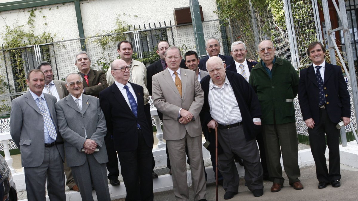 Nicoláss Uclés con sus grandes Maestros del fútbol.