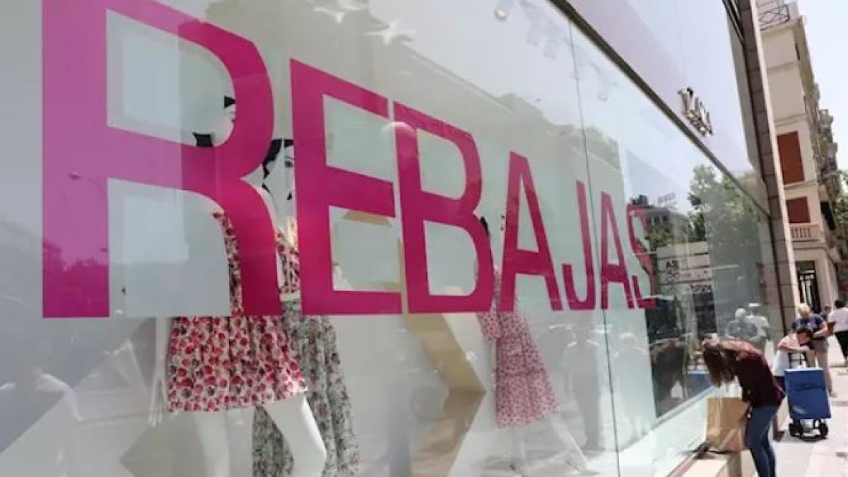 Un escarate de Zara anuncia el comienzo las rebajas de verano. Foto: Marta Fernández Jara - Europa Press