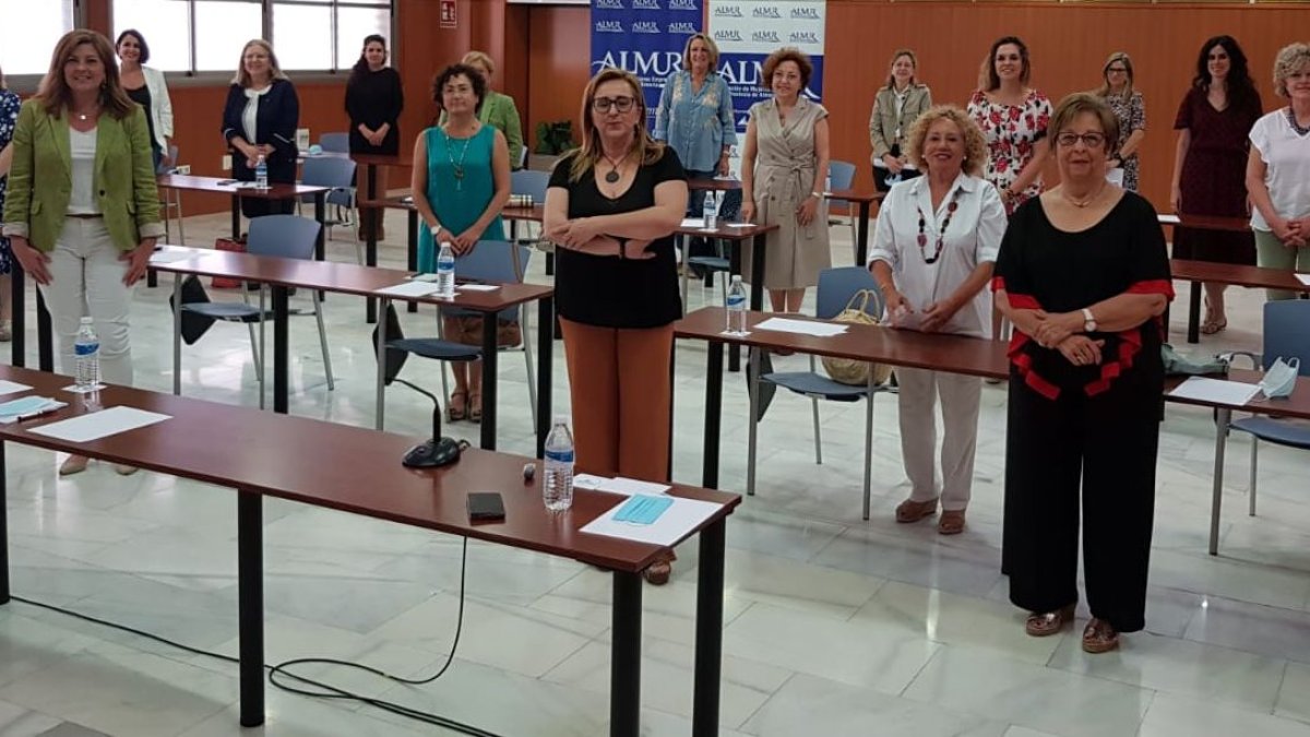 Amalia Salvador, a la izquierda, con el resto de  la asamblea.