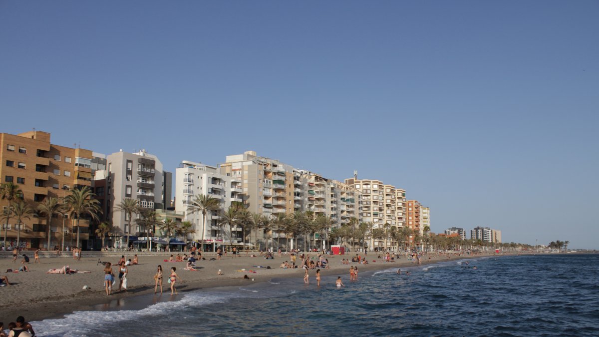 Atípica noche de San Juan en las playas de Almería.